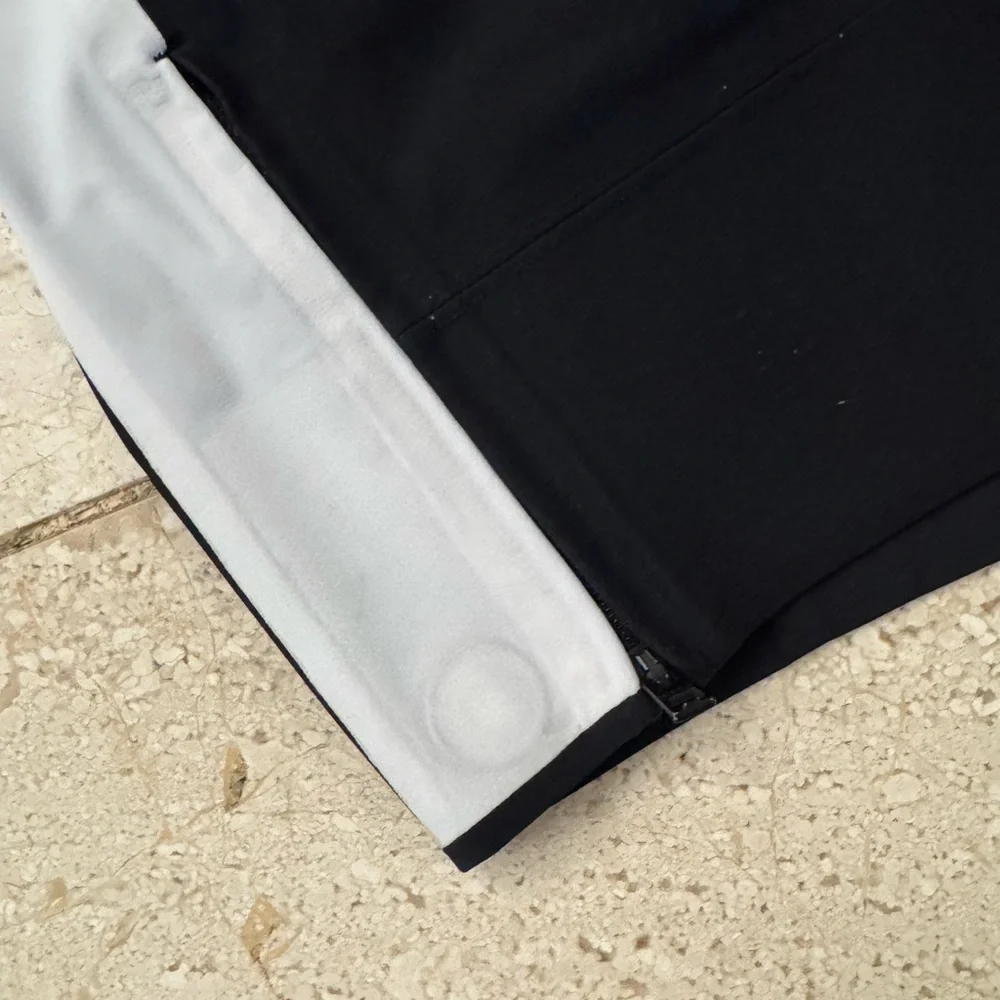 Athleta size 4 black and white interstellar tight side zipper no flaws
